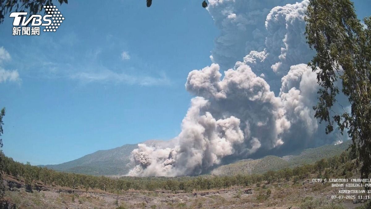 印尼火山深夜猛烈噴發 火山灰直衝10公里高列最高警戒