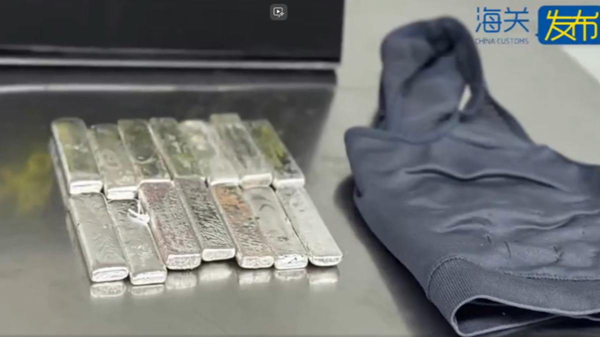 白銀也跟著黃金飆漲,每盎司破50美元,深圳海關攔下一女子,將銀條藏貼身衣物中。(圖/大陸海關)