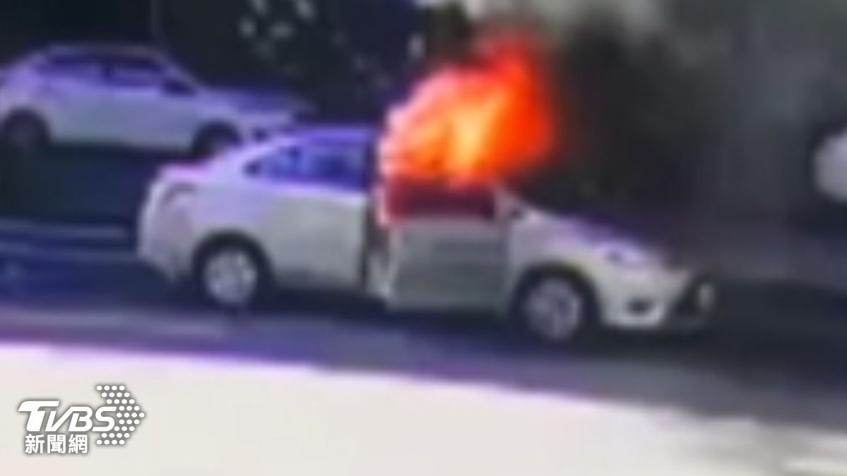 車陣驚魂!騎士尾隨攔停「炸」鞭炮,爆火吞噬轎車。(圖/TVBS)