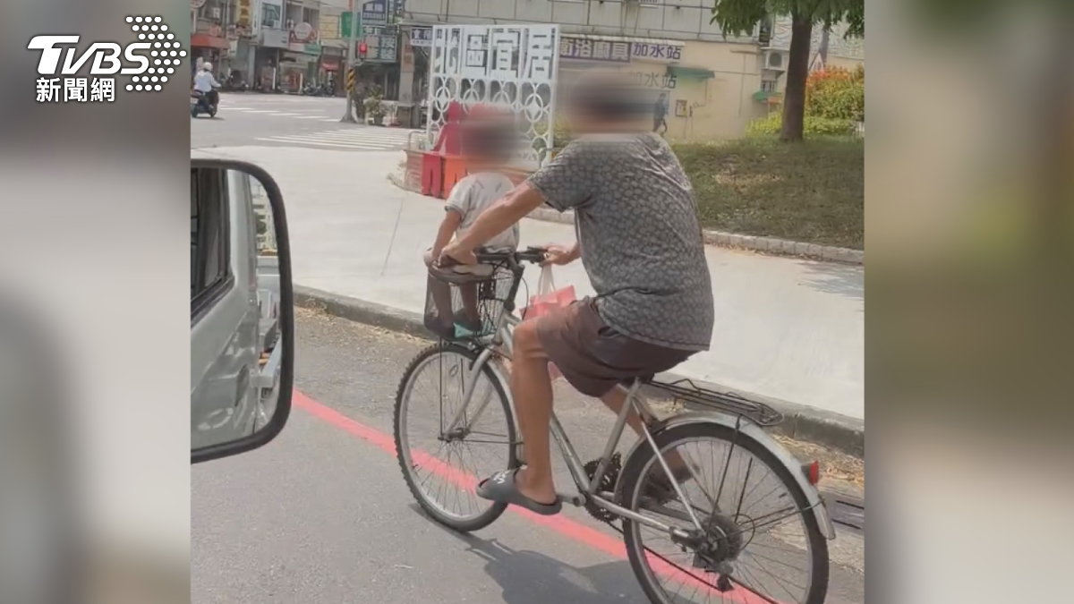 大人騎腳踏車,竟然把年幼的孩子直接放在菜籃裡,有民眾看到覺得太危險,趕緊通報派出所。(圖/ 翻攝 台南大小事臉書)