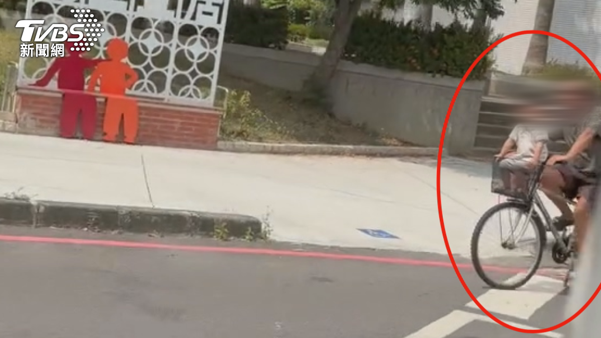 員警表示,家長騎著腳踏車,把小男童放在前方菜籃中,將處以駕駛300至600元罰鍰。(圖/ 翻攝 台南大小事臉書)