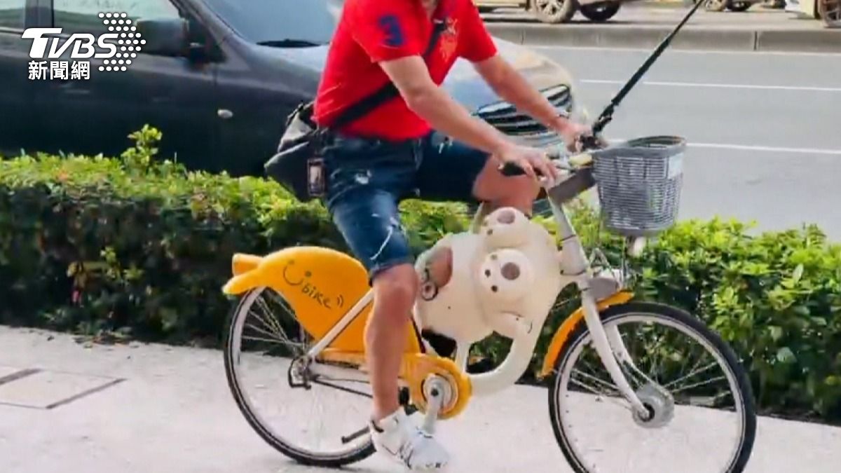 實際測試顯示,即使只是輕微煞車,放在菜籃內的物體也會立即翻倒摔出,足以證明此種搭乘方式的高風險性。(圖/TVBS)