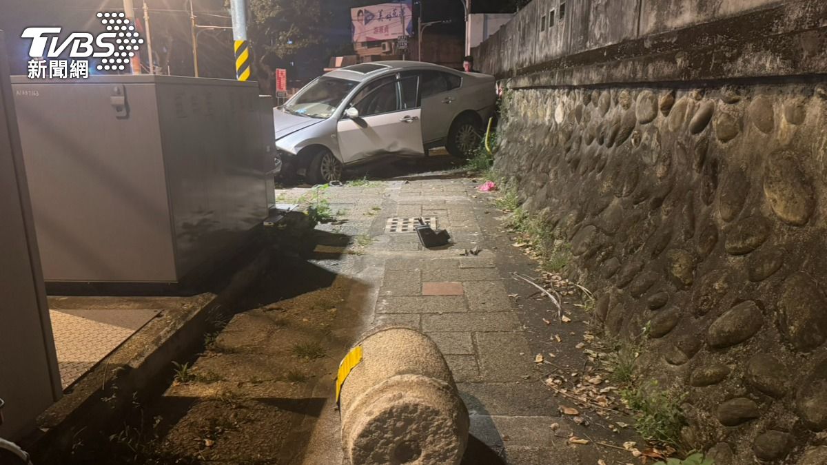 花蓮男清晨自撞路墩！車內無人警搜巷逮人　酒測值0.93慘了