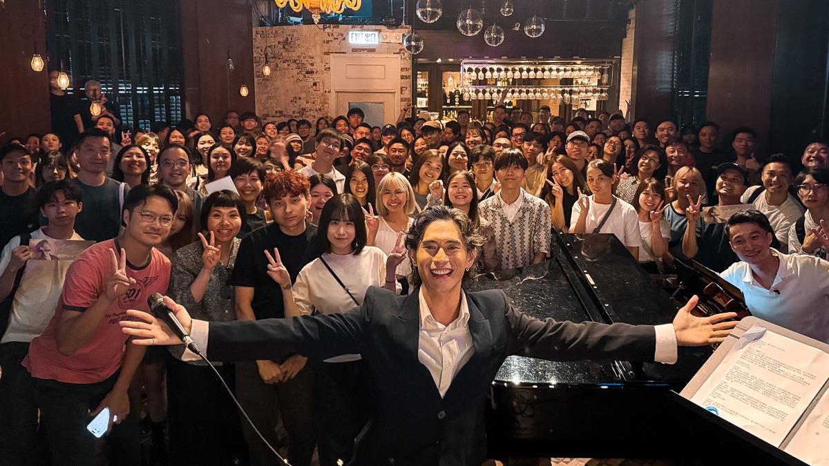 柏霖香港首唱...台下歌迷激動落淚! 父母同行「爸爸嗨到夜遊」