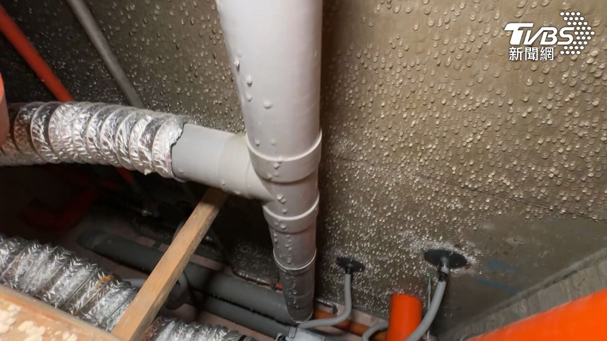 樓上冷氣開16度，水泥天花板出現密集水珠，裝修停擺，樓下屋主崩潰。（圖／TVBS）