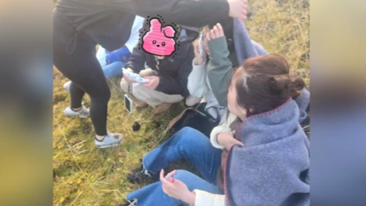 車輛翻覆後旅客被救出。(圖/rong_0816 threads)