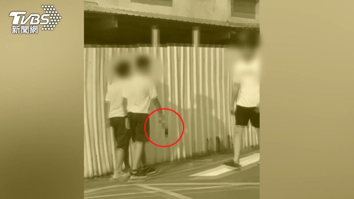 學生手持「玩具槍」逛大街 網調侃:台中人憑證領槍。(圖/TVBS)