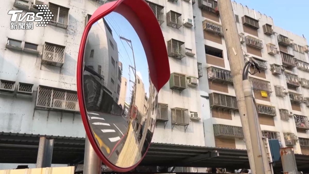 兩名國中生放學後原本要前往補習班,但因想與朋友分享新玩具。(圖/TVBS)