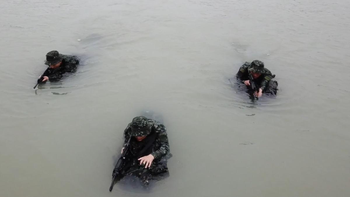 俗稱海龍蛙兵的陸軍特戰兩棲偵察營,大本營已於九月移防澎湖,助增防禦縱深。但專家質疑,兩棲營屬於攻勢部隊,未來可能得調整任務定位。(圖/軍聞社)