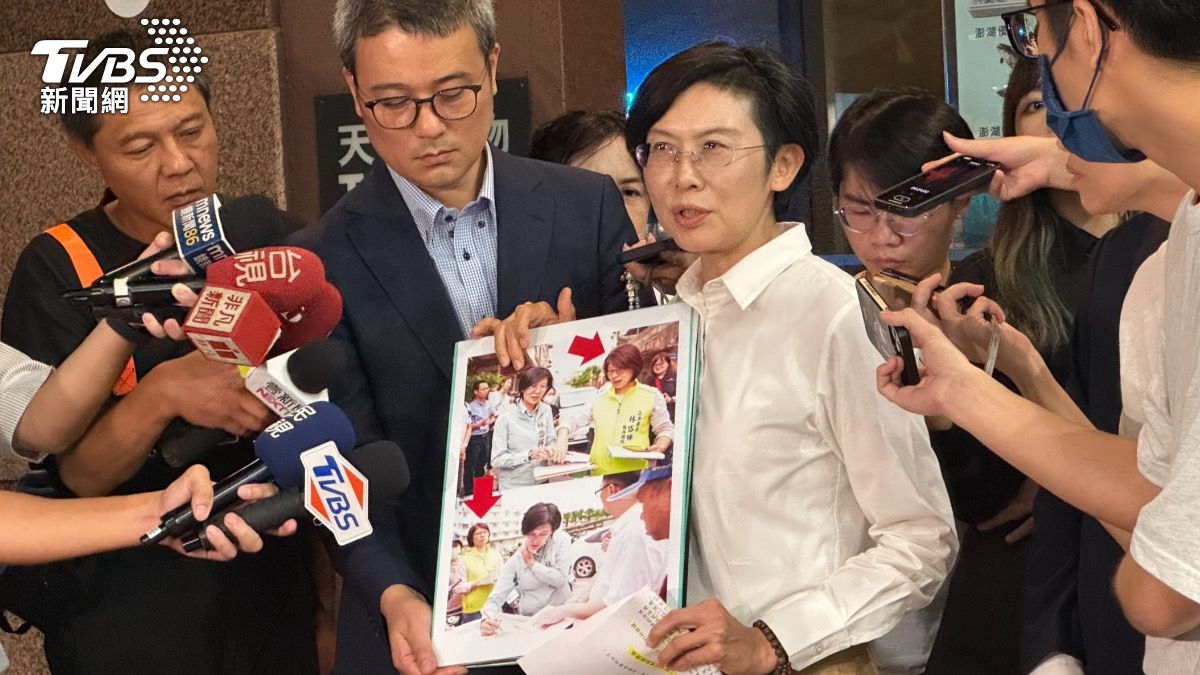 林岱樺秀出照片,指妹妹努力代替她做地方服務。(圖/潘袁詩羽攝)
