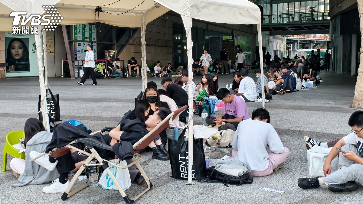 民眾自備躺椅、睡袋排隊。（圖／TVBS）