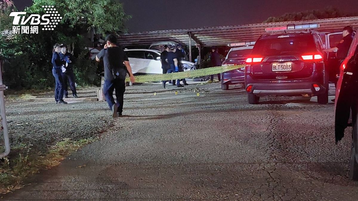 犯嫌妻子開車衝撞警方，警連轟四槍制伏。（圖／TVBS）