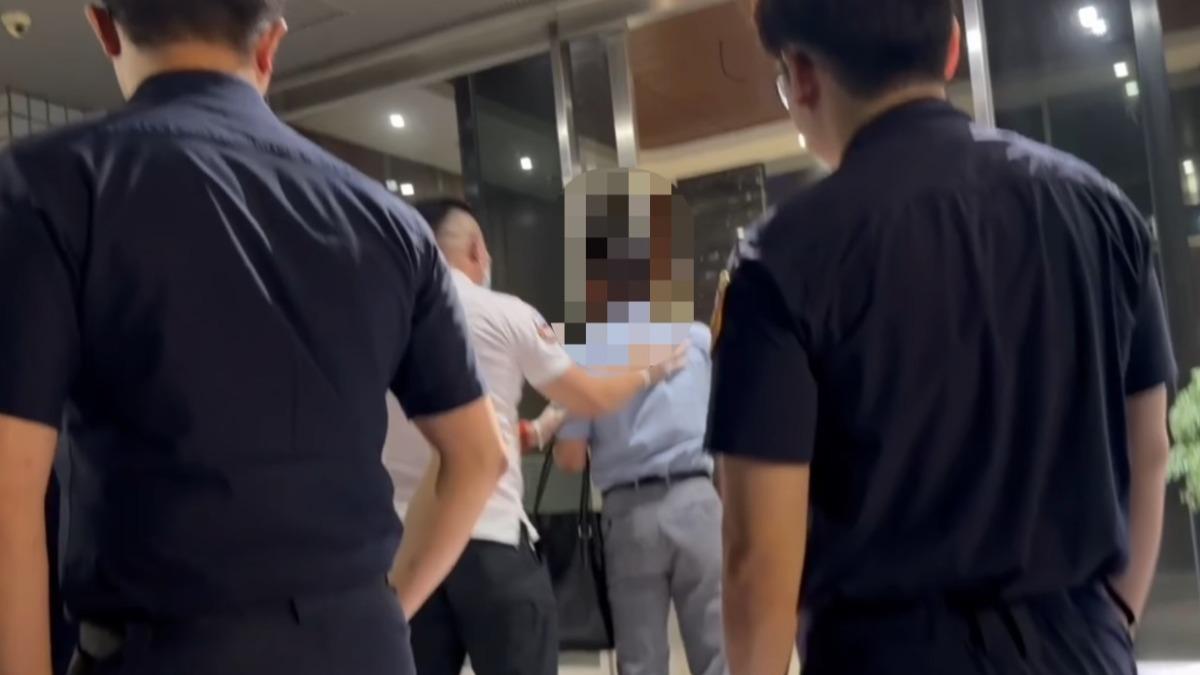 陳永士西裝筆挺前往補習班大鬧。(圖/翻攝記者爆料網)