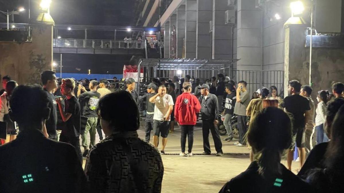 大批員工聚集在公司樓下,準備離開。 (圖/翻攝自柬中時報)