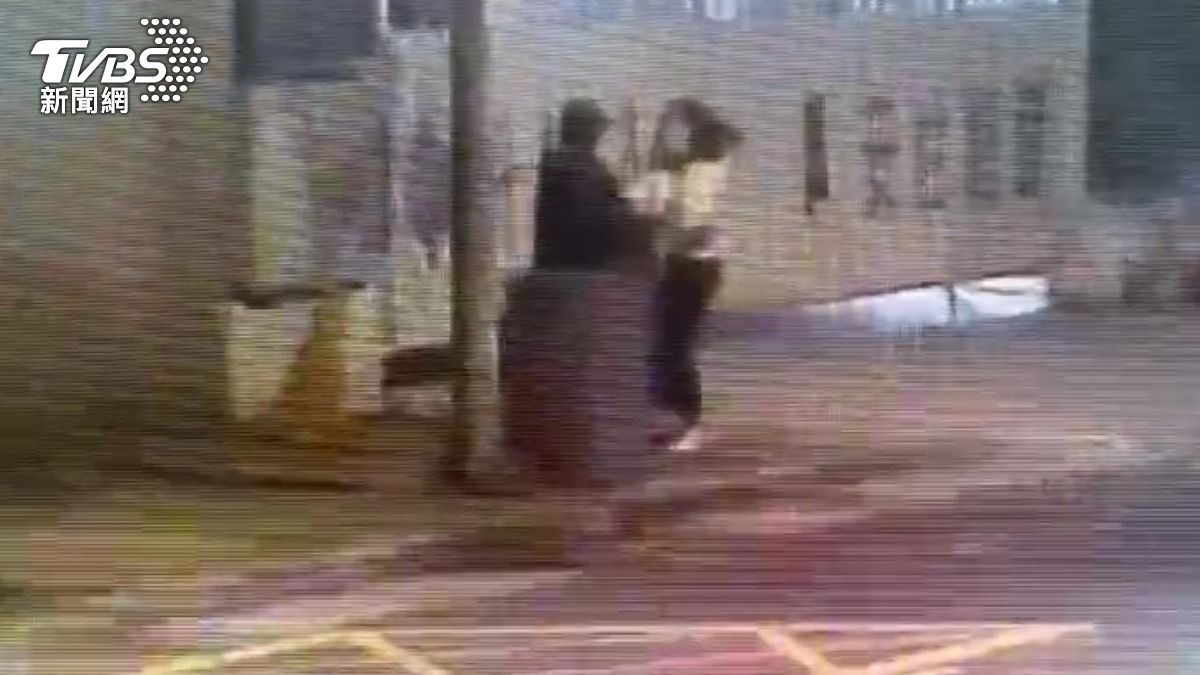男子南京三民站「吸膠露鳥」！女子尖叫拉扯　下場竟獲請回