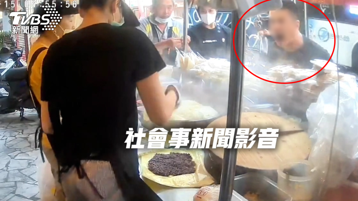 嫌店家動作太慢，急躁男子情緒失控，突然情緒暴走，暴怒要砸店嚇壞眾人（圖／翻攝 社會事新聞影音） 
