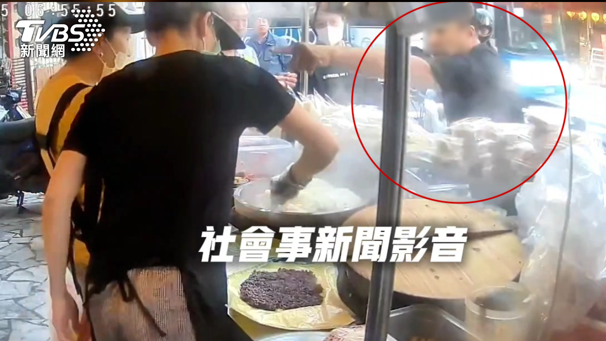 黑衣男子情緒激動，又是大聲咆哮，又是槌打店家設備，雖然店家及一旁民眾，已經急忙出面安撫，他仍再次發飆。（圖／翻攝 社會事新聞影音）