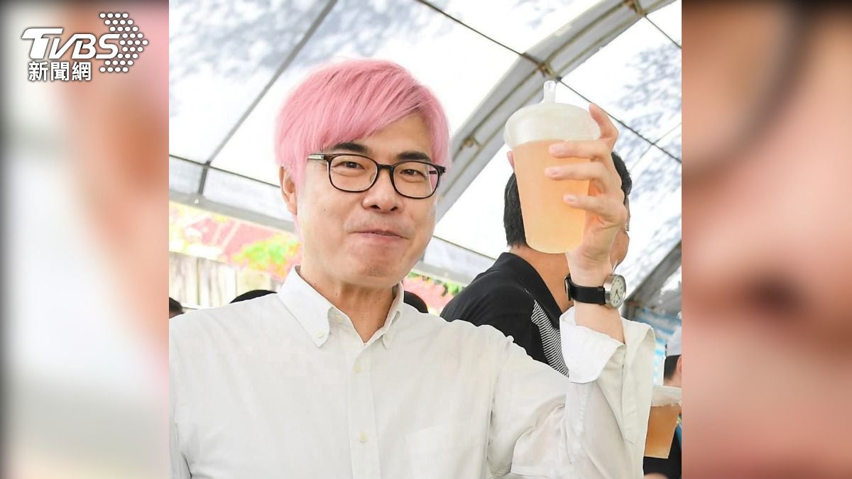 為了應援韓國女天團BLACKPINK登台開唱，市長陳其邁IG頭像也變成一頭粉色頭髮。（圖／TVBS）