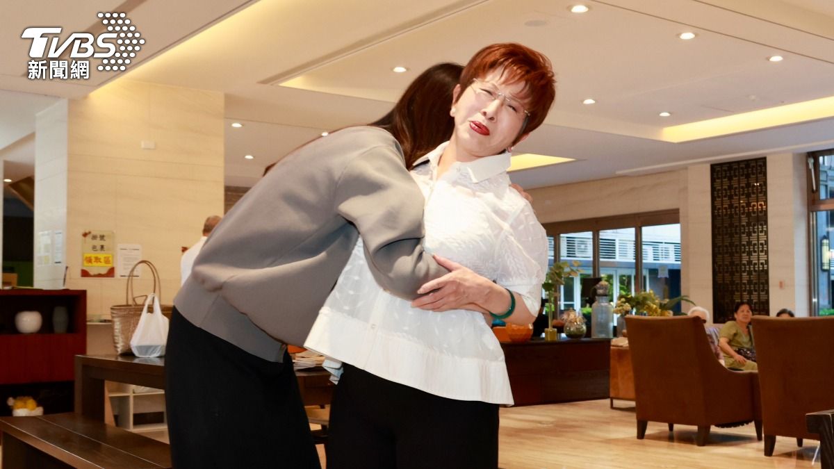國民黨主席候選人鄭麗文今拜訪前主席洪秀柱，擁抱時讓洪措手不及。（圖/潘建樺攝）
