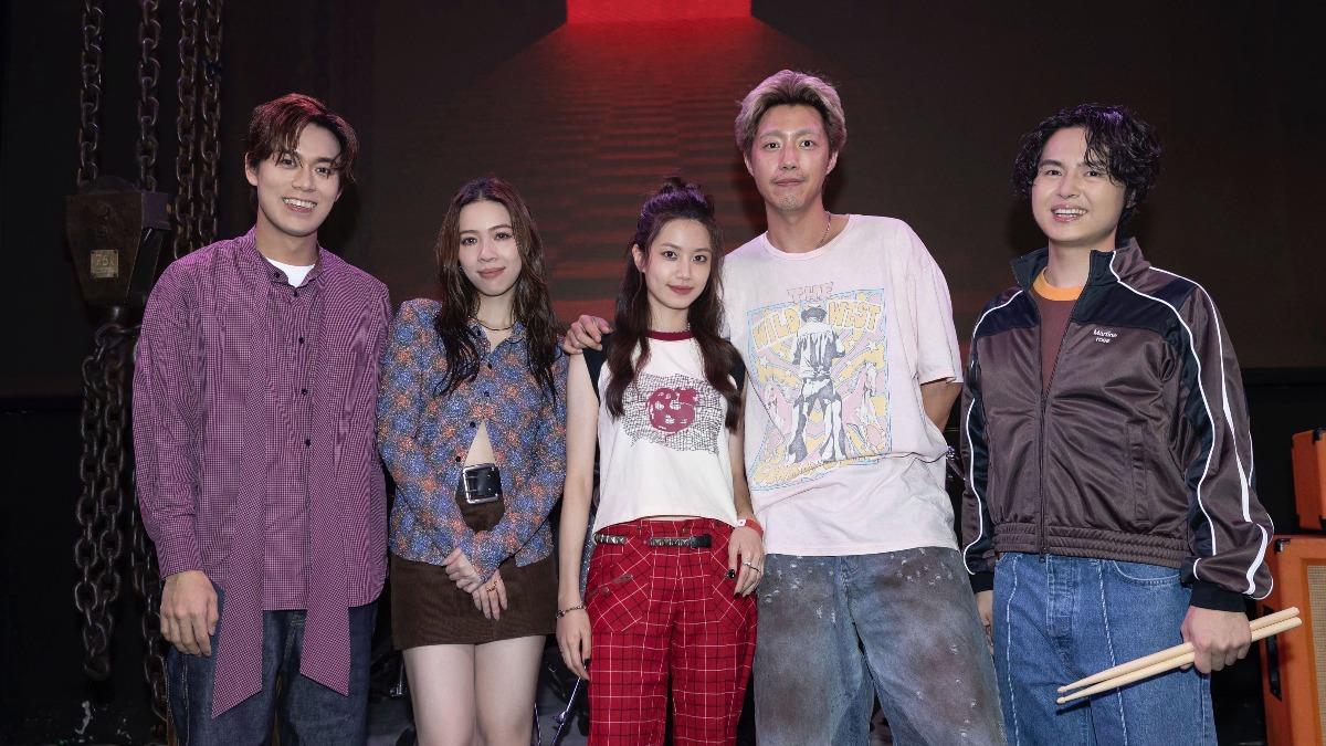 蔡凡熙(右二)以及陳沛辰(中)演出告五人MV,上演末日浪漫逃亡。(圖/相信音樂提供)
