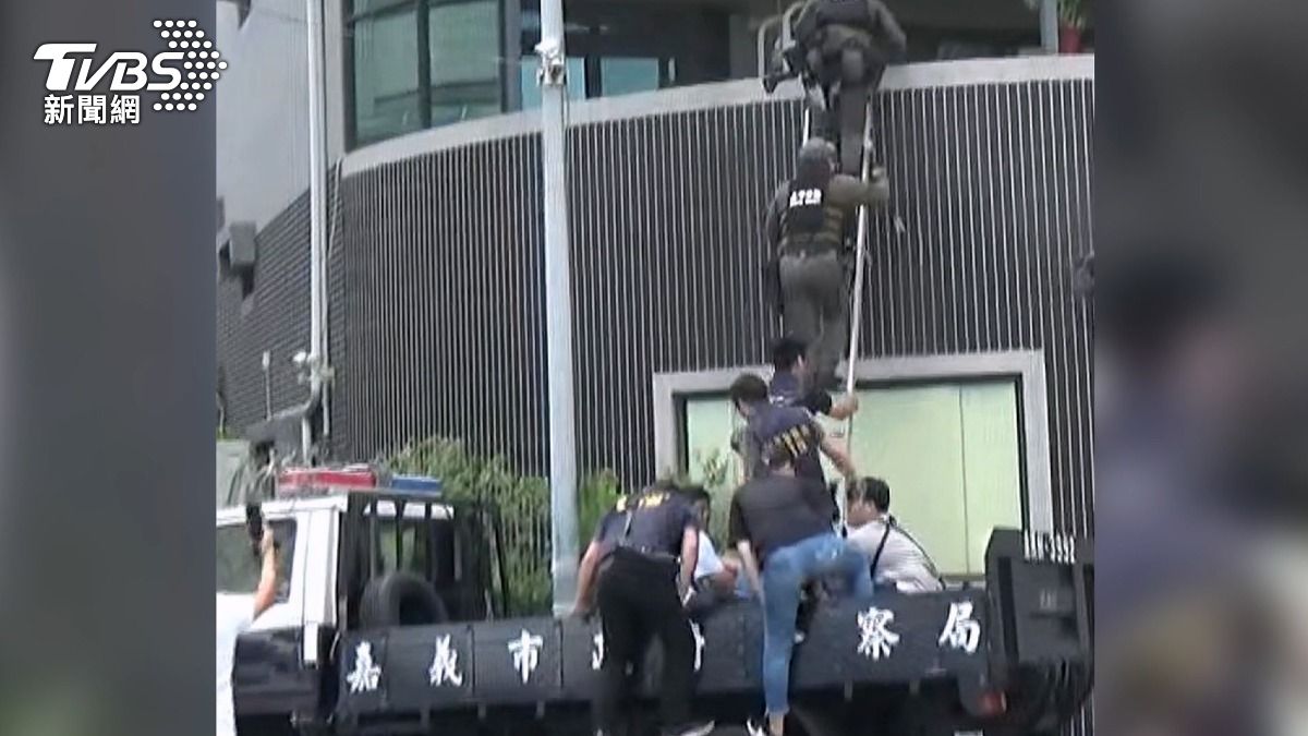 刑事局揭「馬桶刷刷牙」凌虐畫面!博弈集團誘賭欠債,19人遭逮。(圖/TVBS)
