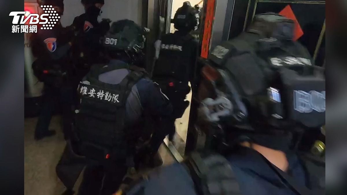 警方在破獲博弈機房後,從嫌犯電腦中意外發現多段暴力凌虐影像。(圖/TVBS)