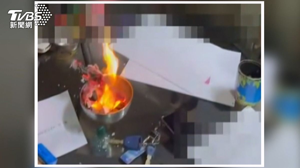 男子被威脅抄寫心經後,被迫將心經燒掉或水吞下。(圖/TVBS)