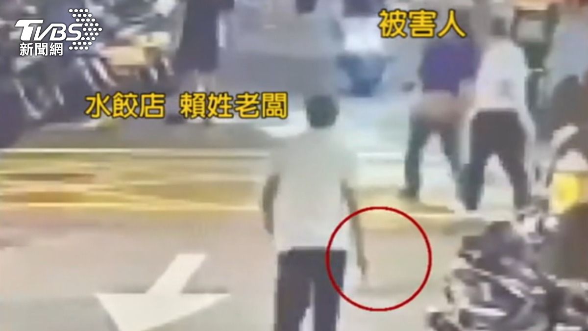又一村水餃店賴姓老闆當街持刀追砍。(圖/TVBS)