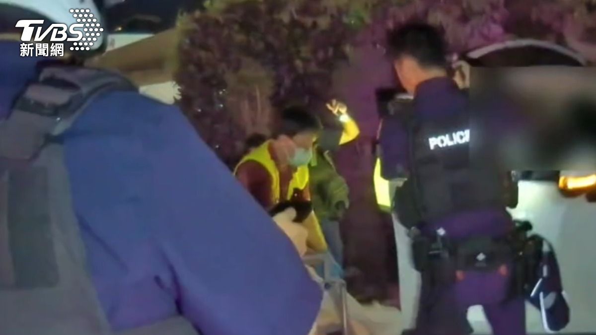 女子腿部中彈,救護人員跟員警幫忙止血。(圖/TVBS)