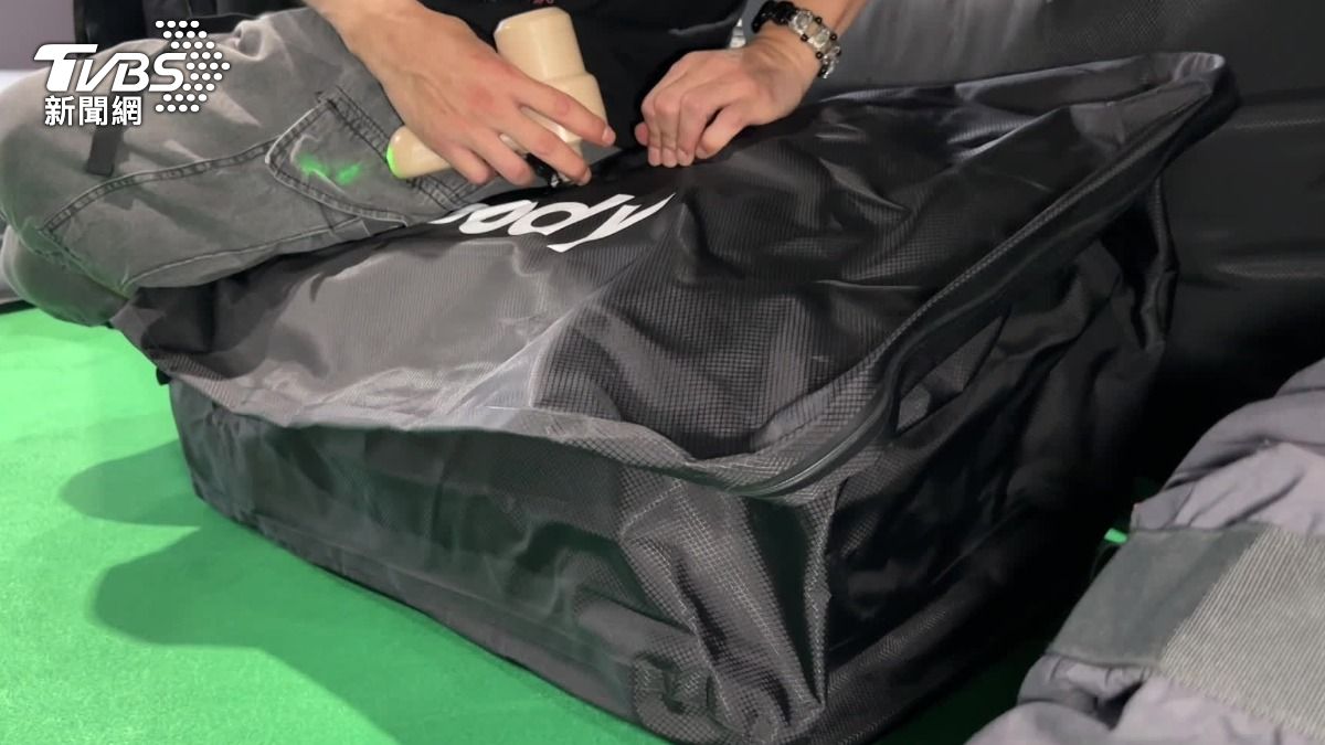 業者推出真空袋，號稱可以縮小體積2成，解決車裝不下太多設備的問題。（圖／TVBS）