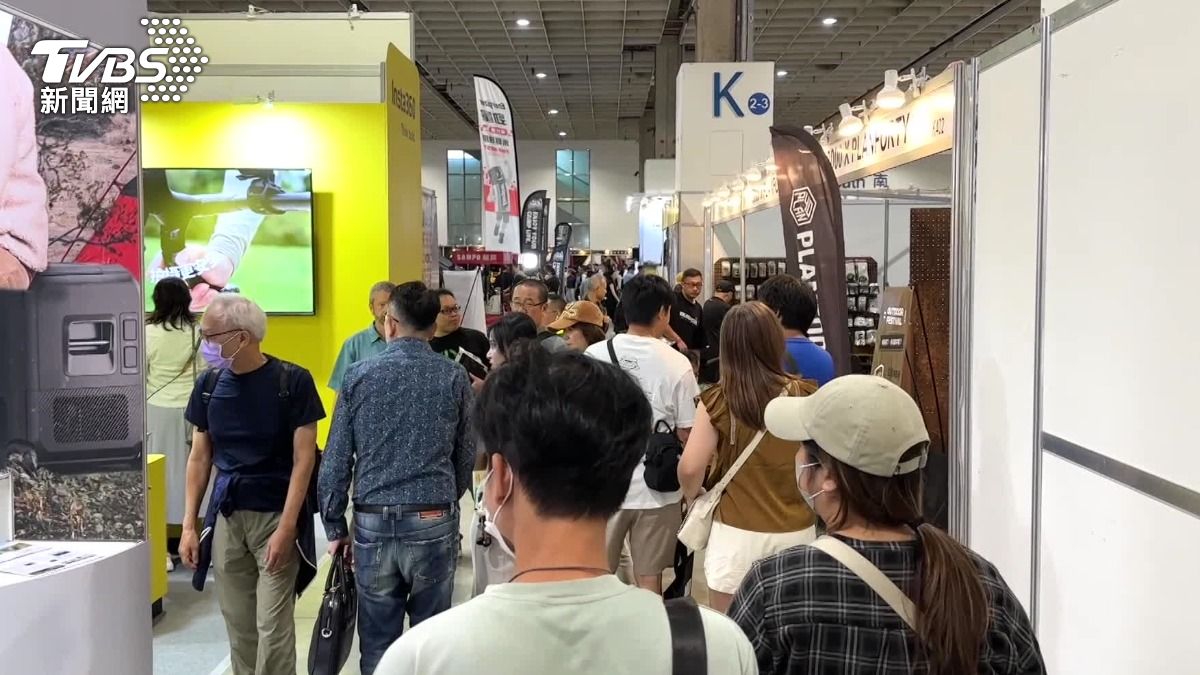 南港展覽館舉行的戶外用品展依舊吸引滿滿人潮，有不少人都是瞄準露營相關設備而來。（圖／TVBS）