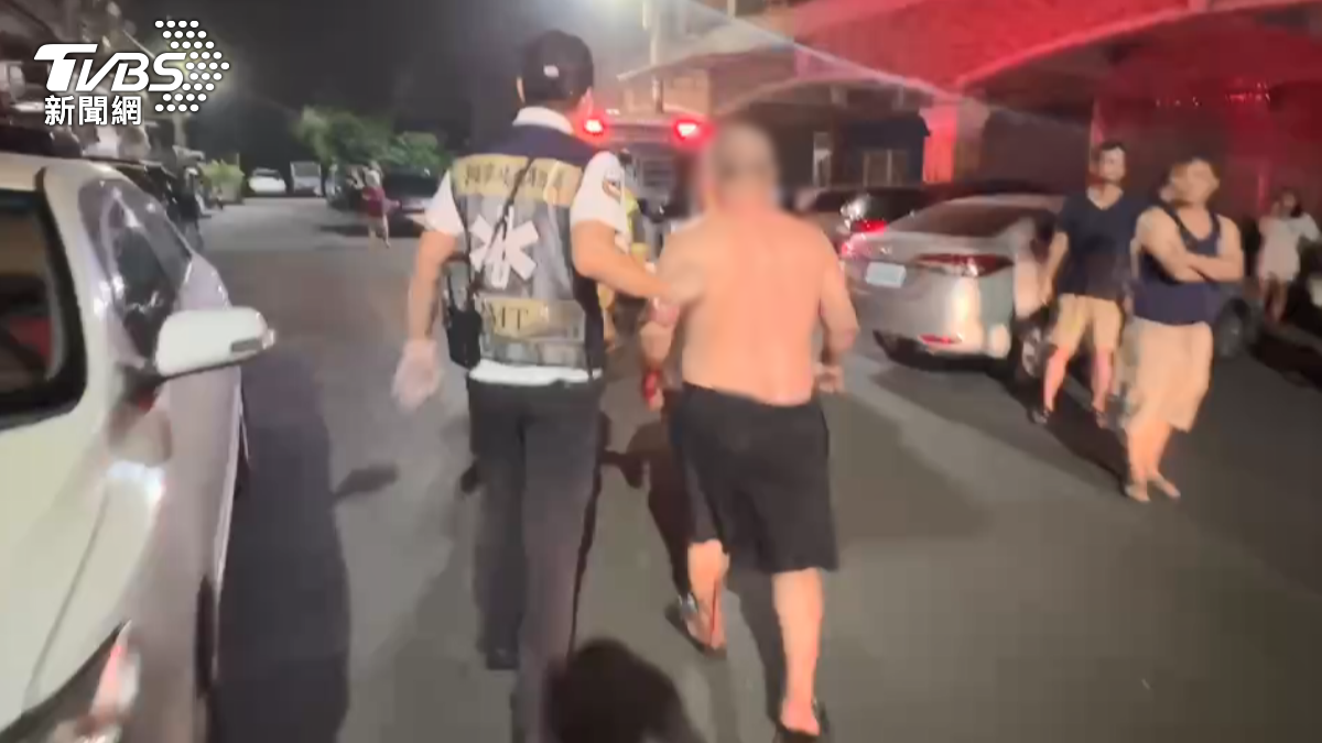 火勢撲滅，有一名男子走了下來，他身上除了有燒燙傷，還被割傷流血，所幸無生命危險（圖／TVBS）