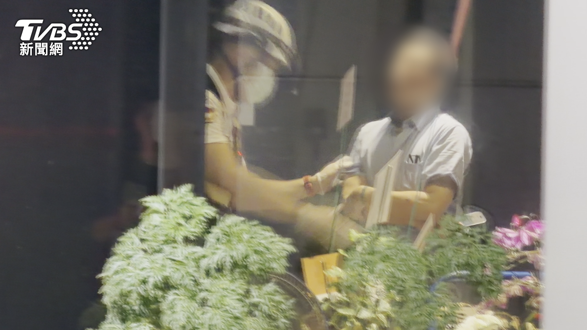 補教名師疑不滿被開除,到補習班理論,一度賴在沙發上,和警消僵持。(圖/TVBS)