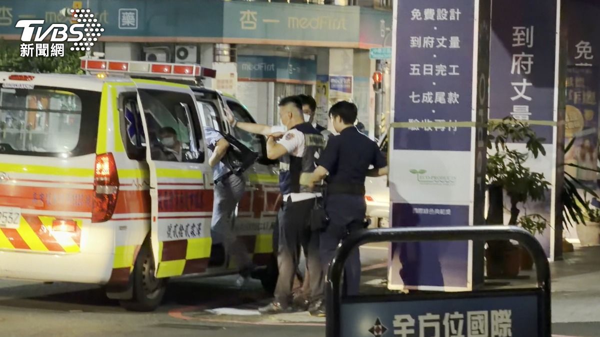 警消經過一番勸說,才成功將男子哄上救護車。(圖/TVBS)