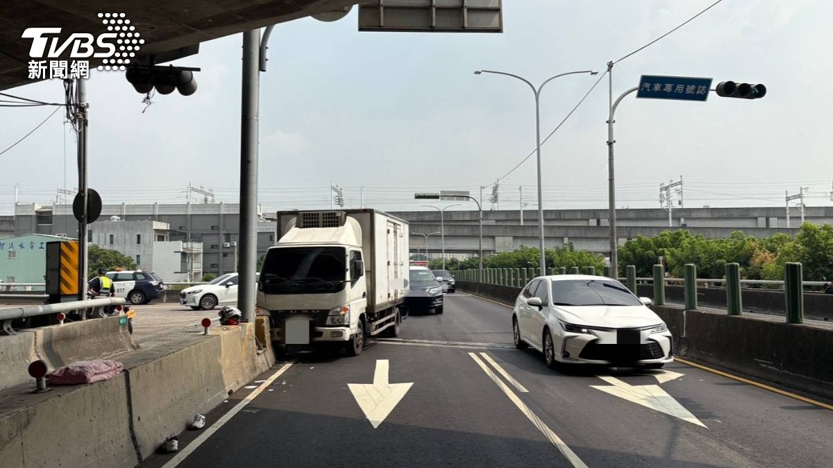 駕駛無明顯外傷,但已沒有生命跡象,送往烏日林新醫院搶救中。(圖/TVBS)