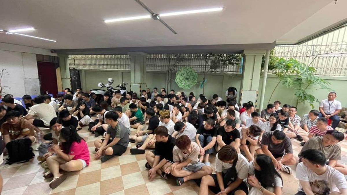 柬埔寨當局15日宣布破獲多個詐騙犯罪集團、逮捕超過3400名涉案嫌犯。(圖/翻攝自柬中時報)