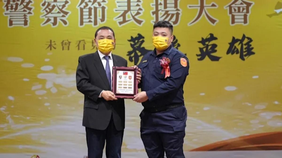 陸員曾任模範警察。(圖/翻攝畫面)