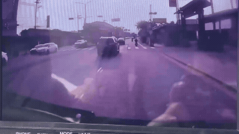 張婦連人帶車倒地,身體也遭車輾。(圖/TVBS)