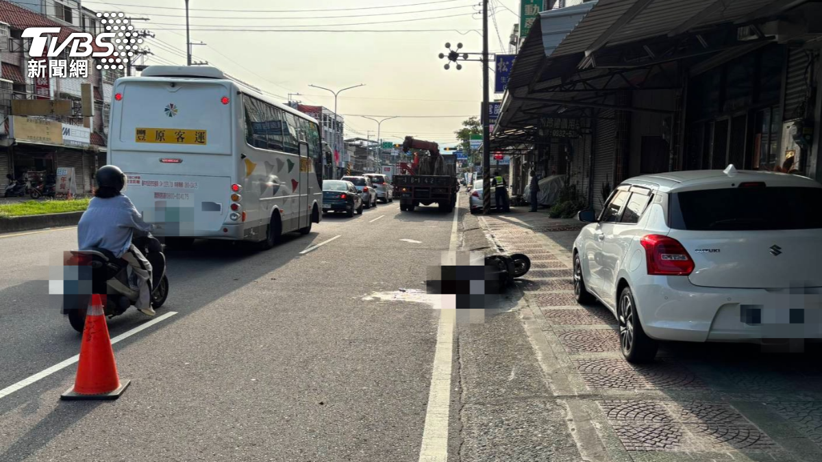 吳男從內側車道一路右切至中線車道,再往外側車道擠,過程中碰撞張婦。(圖/TVBS)