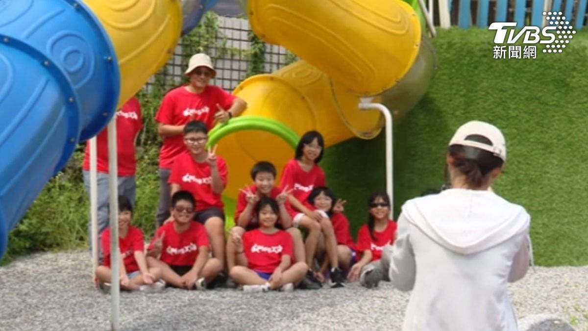 新北市平溪國小學生拍畢業照(圖/TVBS)