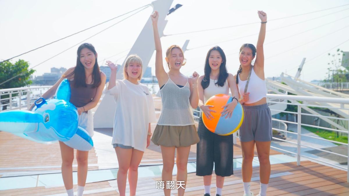 Dora謝雨芝嗨玩高雄,難掩興奮。(圖/TVBS)