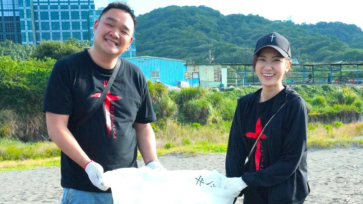 林道遠、靜香夫妻隨「藝起發光」淨灘。(圖/藝起發光提供)