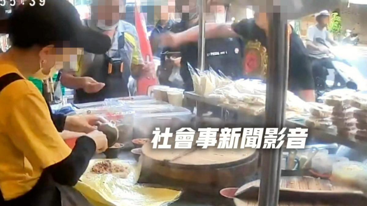 男子怒砸玻璃、嗆店員,被一旁民眾錄了下來。(圖/翻攝自社會事新聞影音)