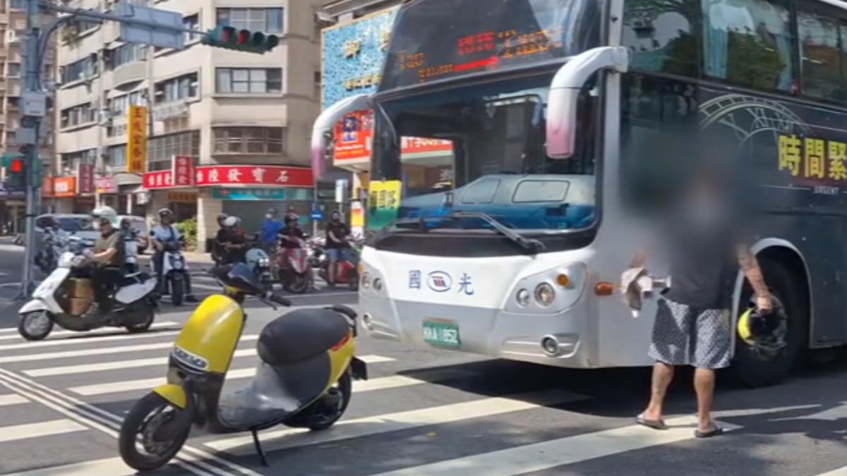疑鬼切遭按喇叭,騎士持安全帽砸客運車窗。(圖/民眾提供)