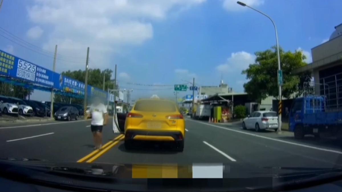 一名女駕駛在中午時分被計程車當街逼停並遭到司機理論,雙方僵持近一分鐘。(圖/翻攝 WoWtchout-地圖型行車影像分享平台)