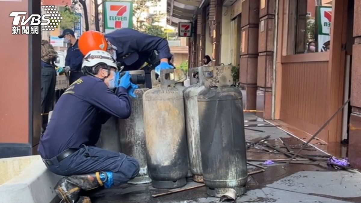 桃園早午餐店氣爆，消防找到6瓦斯桶。（圖／TVBS）