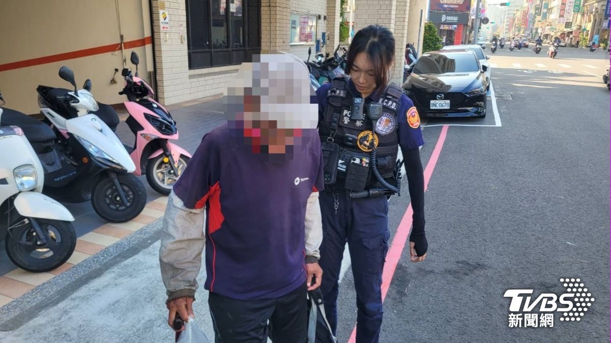 高雄阿公沒錢吃飯…餓一天暈倒街頭 正妹女警衝早餐店救援