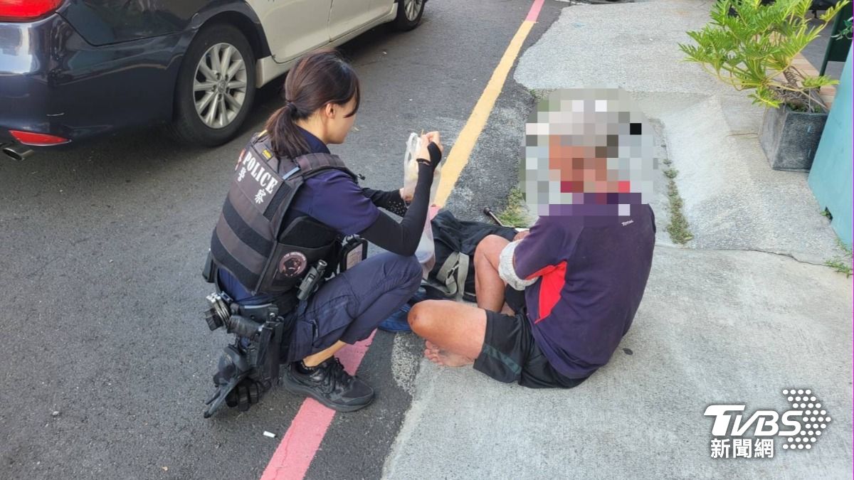 老翁倒在路旁被發現。(圖/TVBS)