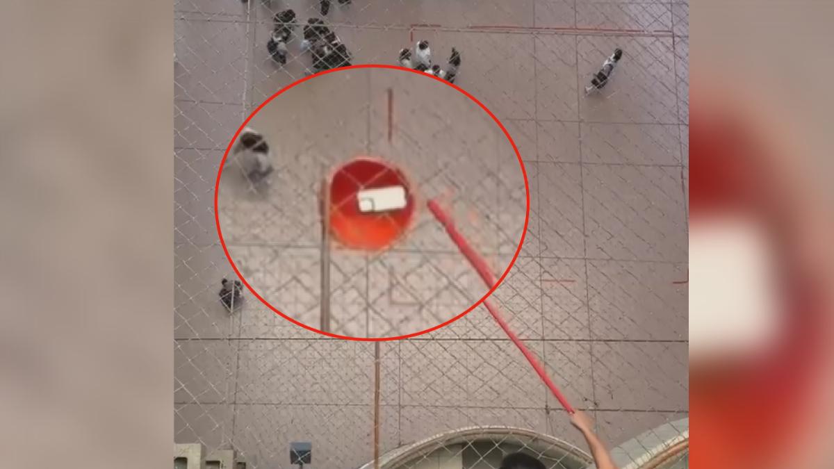 學生不慎將手機從六樓高度滑落,還好手機落在防護網上,最後師生合力將手機撈回。(圖/翻攝 Treads)