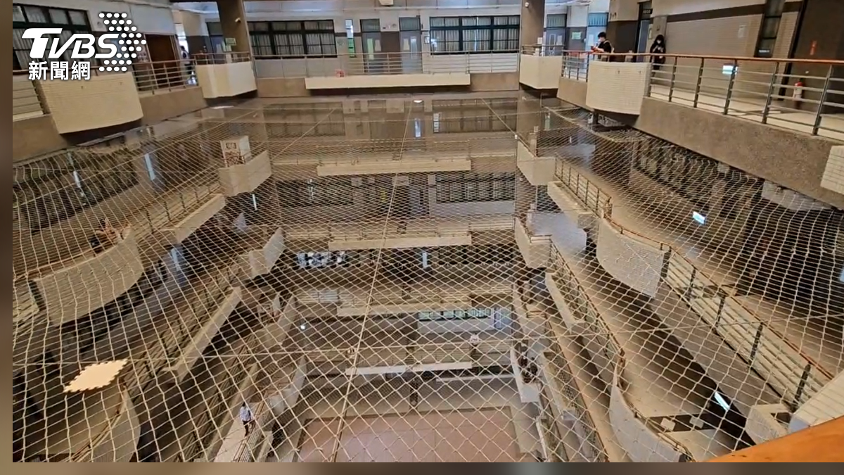 為了取回手機,學校教官協助,就地取材自製工具撈手機,最後救援成功。(圖/TVBS)